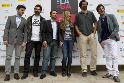 El equipo de la película  Amigos,  (de izqda. a dcha.) los actores Diego Martin, Alberto Lozano y Manuela Velasco, flanqueada por los directores, Borja Manso, a la derecha, y Marcos Cabotá, y el actor Ernesto Alterio, durante la presentación de la película.