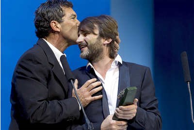 Fernando Tejero recibe de manos de Antonio Banderas la biznaga al mejor actor de reparto por su trabajo en la película  Cinco metros cuadrados .