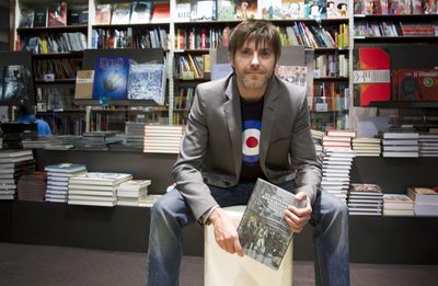 Paco Roca, dibujante valenciano, con su última obra en la Fnac de Alicante.