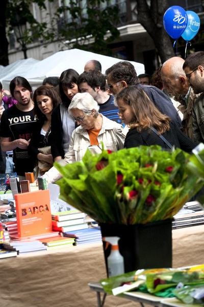 Paradas de libros y rosas en la Rambla de Catalunya de Barcelona.