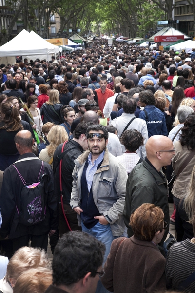El periodista y escritor italiano Emilio Marrese, autor de la novela  La rosa de fuego  , en La Rambla de Barcelona. 