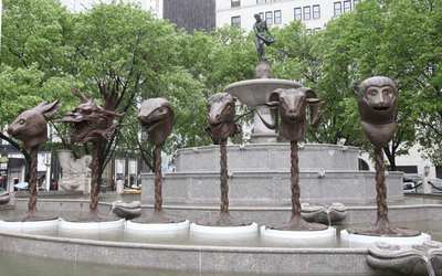 'Círculo del zodiacocabezas de animales', del artista Ai Weiwei, en la fuente Pulitzer de Nueva York.
