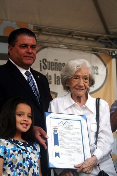 La escritora Ana María Matute posa junto a Jorge Santini y su hija Amanda, en el Cuartel de Ballajá, en San Juan de Puerto Rico, en la entrega de las llaves de la ciudad, durante la II Edición del Festival de la Palabra.