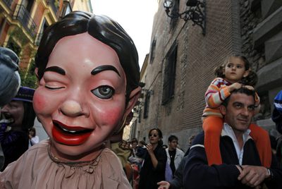 Desfile de gigantes y cabezudos en la apertura de las fiestas de San Isidro de 2008, en Madrid.