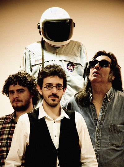 Rafa, Jorge, Danny, de los Stormy Mondays junto al traje de Neil Armstrong.