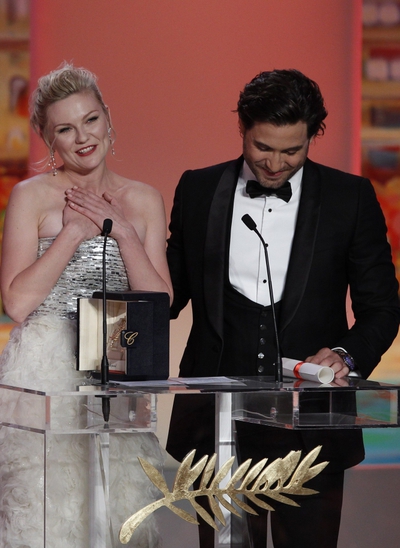 Kirsten Dunst recoge el premio a la mejor actriz de la 64 edición del festival de Cannes.