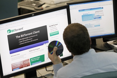 Un internauta visita las páginas webs de BitTorrent y Blubster.