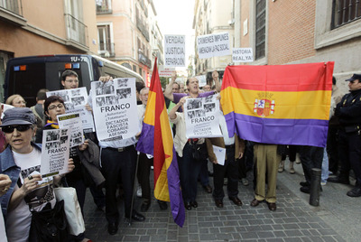 Concentración hoy en Madrid para protestar por el 'Diccionario Biográfico'.