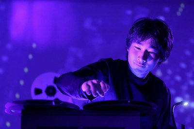 Un miembro de los músicos japoneses Open Reel Ensemble