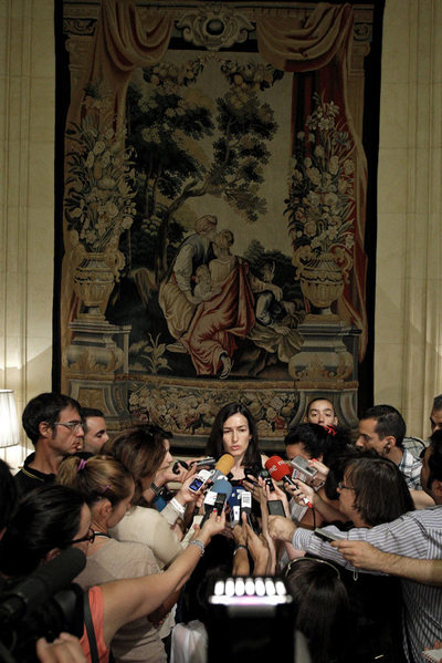 La ministra de Cultura, Ángeles González-Sinde, responde a los periodistas.