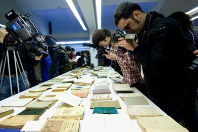 Fotógrafos y cámaras toman imágenes de algunos de los 