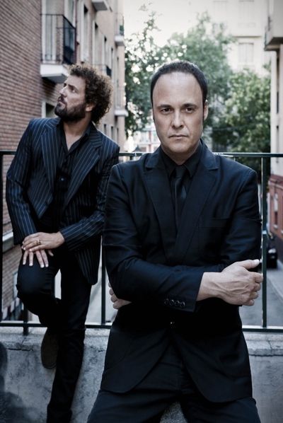 Ricardo Ruipérez, guitarrista del grupo MClan, en primer plano junto con al cantante Carlos Tarque.