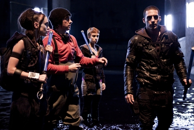 La actriz Verónica Echegui (i), el director de cine Eduardo Chapero-Jackson (c) y el actor Miguel Ángel Silvestre (d) en un momento del rodaje de la película 'Verbo'.