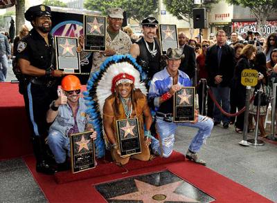 Han hecho bailar a media humanidad con unas ventas superiores a los 100 millones de discos, pero aún no tenían el galardón más preciado de cualquier 'celebrity'. El grupo estadounidense Village People, que celebra este año su 30 aniversario, ha recibido la estrella número 2.369 del Paseo de la Fama de Hollywood. Abajo, de izquierda a derecha, David Hodo, Felipe Rose y Jeff Olson. Arriba, también de izquierda a derecha, Ray Simpson, Alexander Briley y Eric Anlazone.