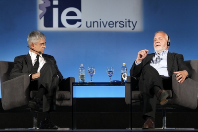 El pensador y ensayista alemán Rudiger Safransky conversa con el director de EL PAÍS, Javier Moreno, en el arranque del festival Hay de Segovia.