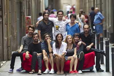 Alumnos de la ESCAC, que han participado en la película  Puzzled love,  a las puertas de la sede de la productora Escándalo Films en el barcelonés barrio del Raval.