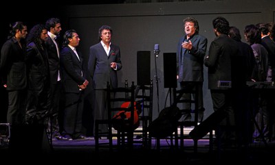 Enrique Morente (derecha, de frente) durante su actuación en el espectáculo 'Morente flamenco', en los Jardines de Sabatini de Madrid, dentro de la programación del festival de Los Veranos de la Villa, en 2010.