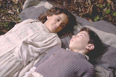 Marina Comas y Francesc Colomer, en un fotograma de  Pan negro. 