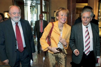 El periodista Diego Carcedo (izquierda), junto con la exvicepresidenta primera, María Teresa Fernández De la Vega, y el también periodista Miguel Ángel Aguilar.