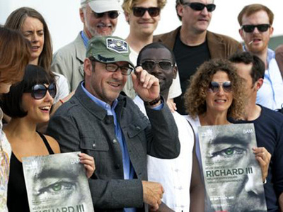 El actor Kevin Spacey (en el centro) con el equipo de  Ricardo III .