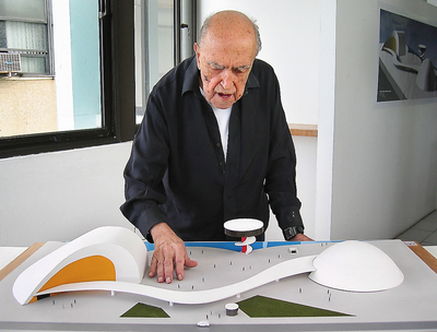  El arquitecto Oscar Niemeyer con una maqueta del proyecto del centro cultural de Avilés. 