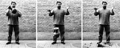  Tirando al suelo una urna de la dinastía Han  (1995), serie de tres fotografías de una acción de Ai Weiwei.