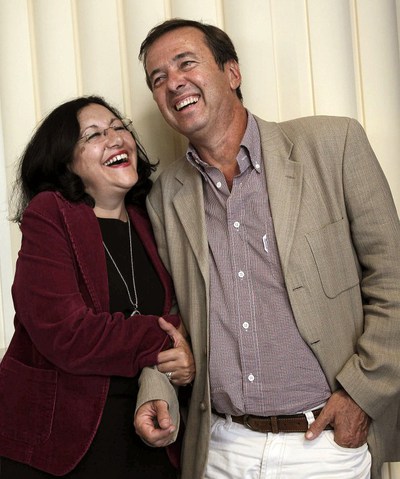 El escritor Javier Moro, ganador del Premio Planeta 2011 con la finalista Imma Chacón.