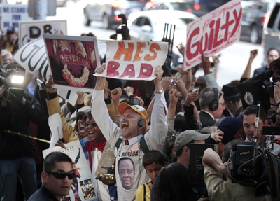 'Fans' de Michael Jackson celebran fuera del tribunal la lectura del veredicto con el que el jurado ha declarado culpable al doctor Conrad Murray del homicidio involuntario del 'rey del pop'.