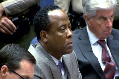 Conrad Murray escucha la lectura del veredicto que le declara culpable del homicidio involuntario de Michael Jackson.