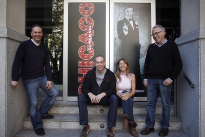 De izquierda a derecha, Ian Tonwsend (supervisor musical asociado), Nigel West (director asociado), Lucy Lummis (actriz y supervisora), Rick Clarke (diseño del sonido), miembros del equipo del musical 'Chicago', ante el Nuevo Teatro Alcalá de Madrid.