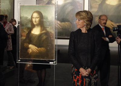 La presidenta de la Comunidad de Madrid contempla una obra de Da Vinci.