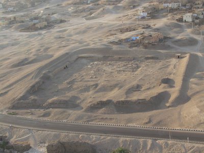 Vista aérea del Templo funerario de Tutmosis III en Luxor (Egipto) en el año 2003.