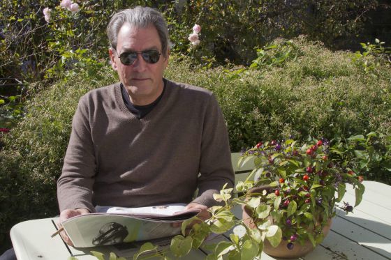 Paul Auster, en el jardín de su casa en Nueva York. 