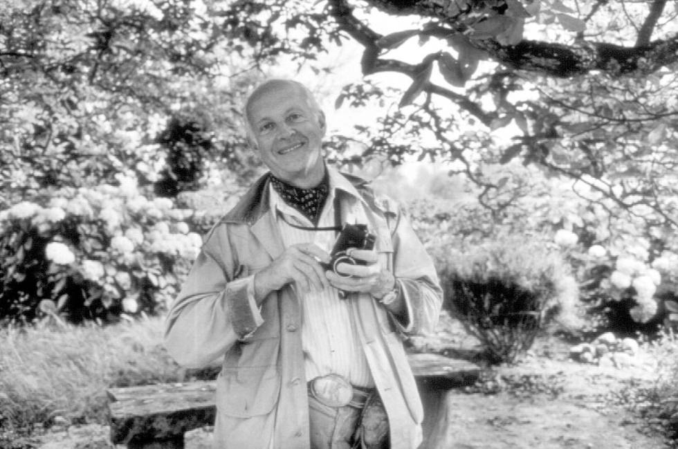 Henri Cartier-Bresson en el jardín de su hermana en Rideauville.