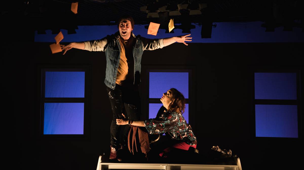 Oriol Burés y Laura Enrech durante la función de 'Un día cualquiera'.