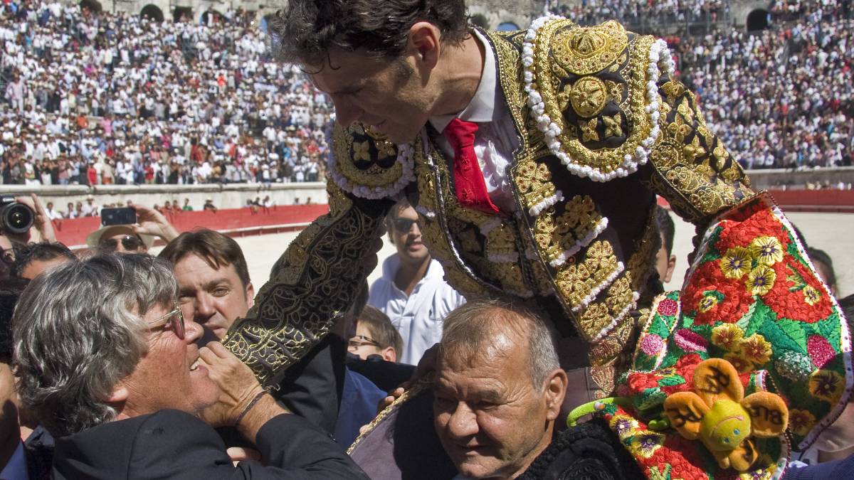 José Tomás, junto a Simón Casas, en la plaza francesa de NImes.