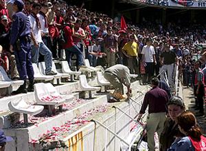 Más de 50 heridos al ceder una valla del Sánchez Pizjuán durante el Sevilla - Betis