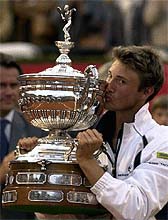 Ferrero se hace con el título tras derrotar a Moyá en la final