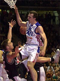  El Tau se jugará el título en Bolonia  En la imagen, Timinskas realiza un mate en presencia de Andersen.