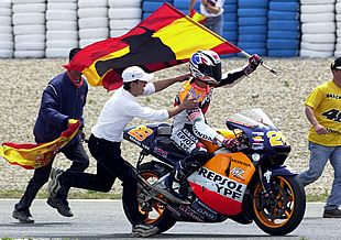 Rossi consigue su tercera victoria consecutiva y Crivillé sube al podio