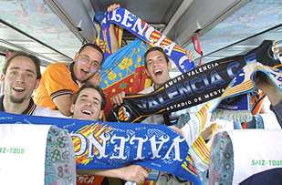 Más de un centenar de autobuses con aficionados del Valencia parten hacia Milán