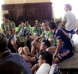 Los corredores y la organización acuerdan continuar el Giro pese al registro policial