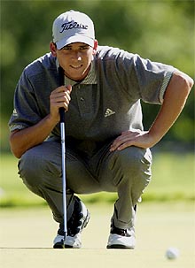 Sergio García analiza el  green  durante el segundo recorrido.