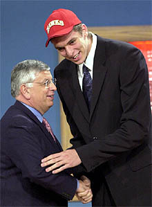   Pau Gasol y Raúl López hacen historia en el 'draft'   En la foto, Gasol saluda a David Stern, comisionado de la NBA (AP).    . Cuadro completo del 'draft'   . Especial: 'draft' 2001   