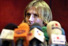 Mendieta pide al Valencia que 'escuche ofertas' por él para abandonar el club