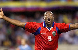 Wanchope celebra el gol marcado frente a Uruguay.