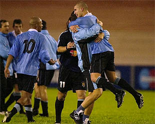   Uruaguay acaba con el show de Wanchope (1-2)   En la imagen, los jugadores uruguayos celebran su pase a semifinales.