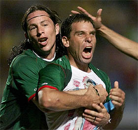 García Aspe celebra un gol en la semifinal que ha enfrentado a México y Uruguay.
