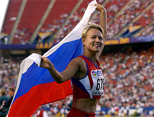 La rusa Ivanova festeja su victoria en 20 kilómetros marcha.