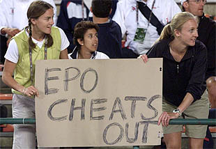 Radcliffe sostiene la pancarta de protesta.